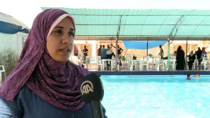 Otizmli çocuklara yüzmeyle tedavi - GAZZE