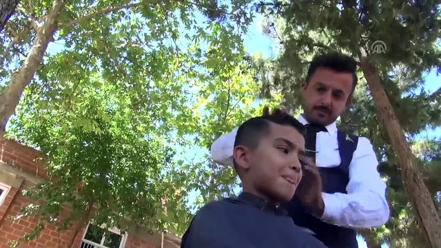 Sokak sokak dolaşıp çocukları bayram tıraşı yapıyor - ŞANLIURFA