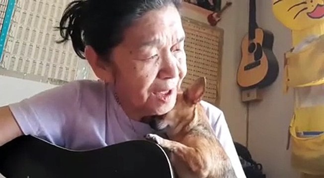 Cette vieille femme chante adorablement pour son chien