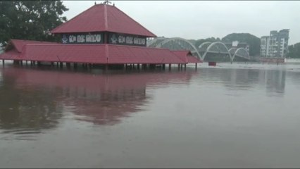 ആലുവ ക്ഷേത്രത്തെ മുക്കി മഴയുടെ താണ്ഡവം