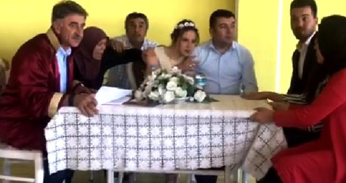 Dünyaevine girerken depreme yakalandılar! Panik anları kamerada