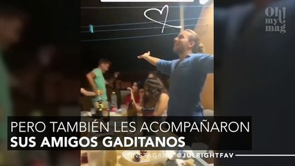 OT: Carlos Right queda con Julia y sus amigos y la lían parda