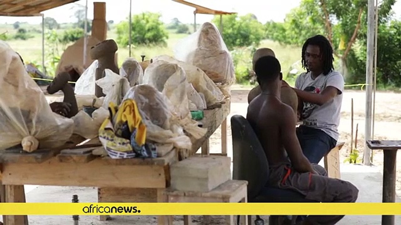 Ghana : un sculpteur commémore l'esclavage des Noirs