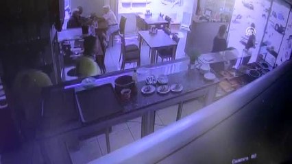 Deprem anı restoranın güvenlik kamerasına yansıdı