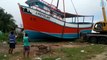 Guindaste coloca Barco ao mar em Acaú