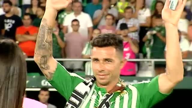 Homenaje de la afición del Villamarín a Rubén Castro en el amistoso entre Betis y Las Palmas
