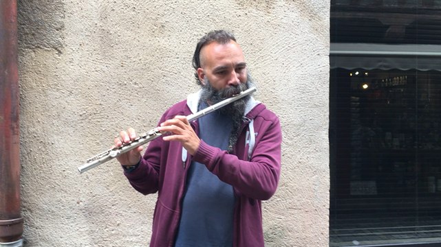 Élisez votre musicien de rue préféré - Massimiliano et sa flûte traversière