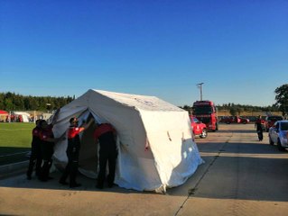Depremzedeler için konaklama çadırlar kuruluyor