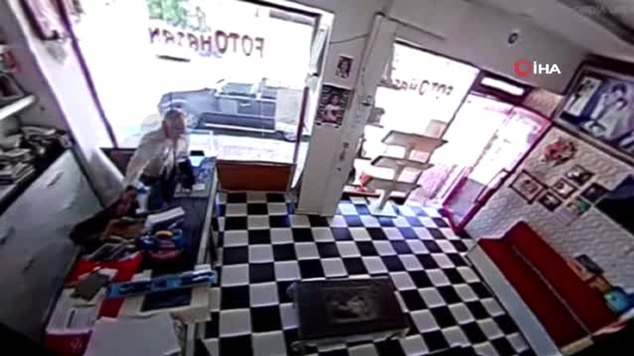 Depreme dükkanında yakalandı...Esnafın deprem paniği kamerada