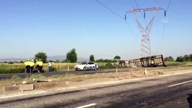 Şarampole devrilen tırın sürücüsü yaralandı