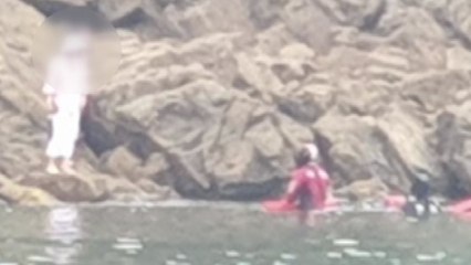 해수욕장 갯바위에 고립된 50대 부부 구조 / YTN