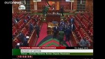 شاهد: تدافع في البرلمان الكيني بسبب طرد نائب جلبت رضيعها معها إلى الجلسة