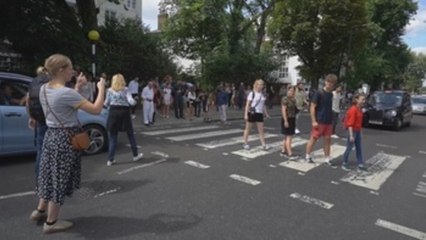 La beatlemanía paraliza Abbey Road en el 50 aniversario de la icónica foto