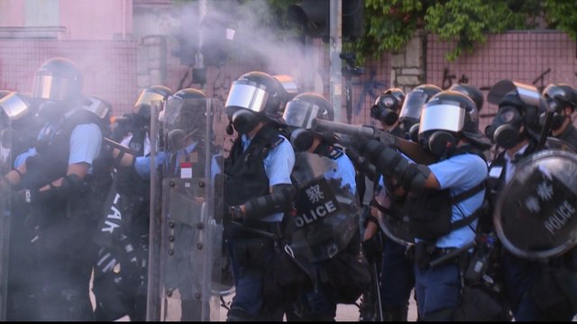 Hong Kong's lawyers protest against 'political prosecutions'