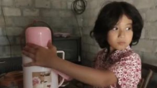 Kisah Bocah SD Seorang Diri Rawat Ayahnya yang Lumpuh