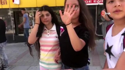 Depremin etkisiyle öğrenciler sokağa döküldü