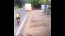 Ce cycliste ne regarde pas devant lui... Bim