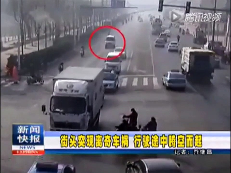 En chine, cette voiture s'envole sans explication en pleine route