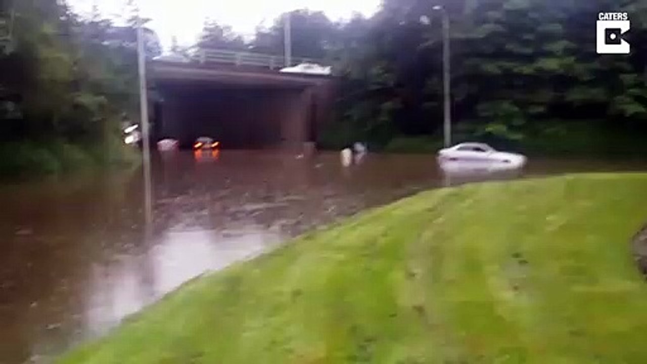 Un cycliste intrépide fait du vélo en pleine inondation