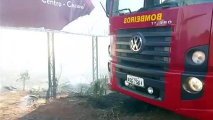Bombeiros combatem fogo na BR-369, região do Lago Azul