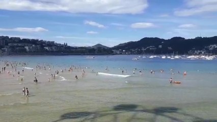 Los donostiarras hacen frente al calor en la playa