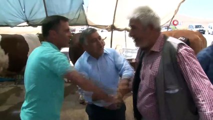 Kurban Pazarında Pazarlık Ettiği Adamın Parmaklarını Kırdı