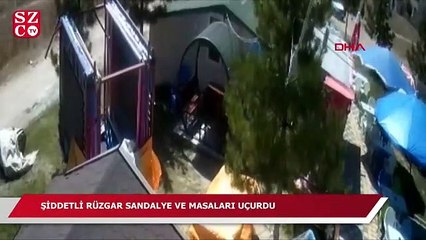 Şiddetli rüzgar, parkın masa ve sandalyelerini uçurdu