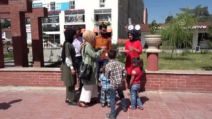 Erciş'te çocuklara çikolata ve lokum dağıtıldı