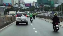 Clip- Tài xế Grabbike buông hai tay, nhún nhảy trên đường khiến các phương tiện tránh xa