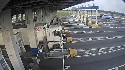 Un routier explose trois de ses pneus à un péage
