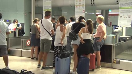 Download Video: 185.000 pasajeros sufrirán hoy la huelga indefinida de los controladores en el Prat