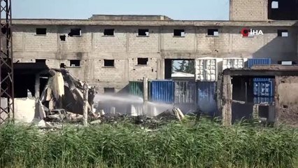 Mühimmat deposunda çıkan yangın ve patlamanın ardından TOMA'yla soğutma çalışması sürüyor