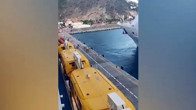 Ce couple rate son bateau de croisière pendant une escale, les moqueries sont de sortie !