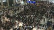Des centaines de manifestants pro-démocratie entament un sit-in à l'aéroport d'Hong Kong