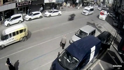 Duran araba adama böyle çarptı