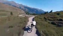 Hautes-Alpes : un rider défie la Casse déserte du col de l'Izoard à VTT