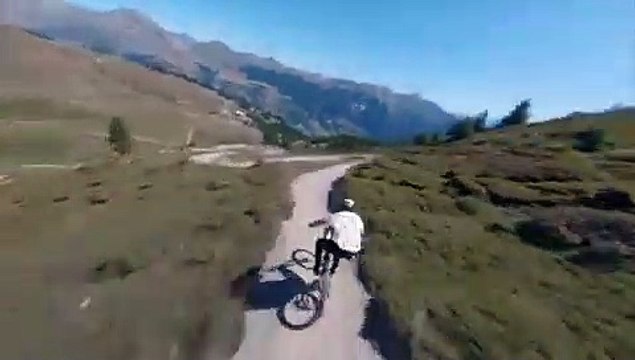 Hautes-Alpes : un rider défie la Casse déserte du col de l'Izoard à VTT