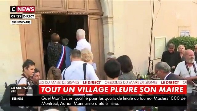 Le dernier hommage des habitants de Signes (Var) à leur maire Jean-Mathieu Michel, mort lundi après avoir été renversé par une camionnette qui déchargeait illégalement des déchets