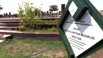 Asırlık mezar taşları maharetli ellerle temizleniyor