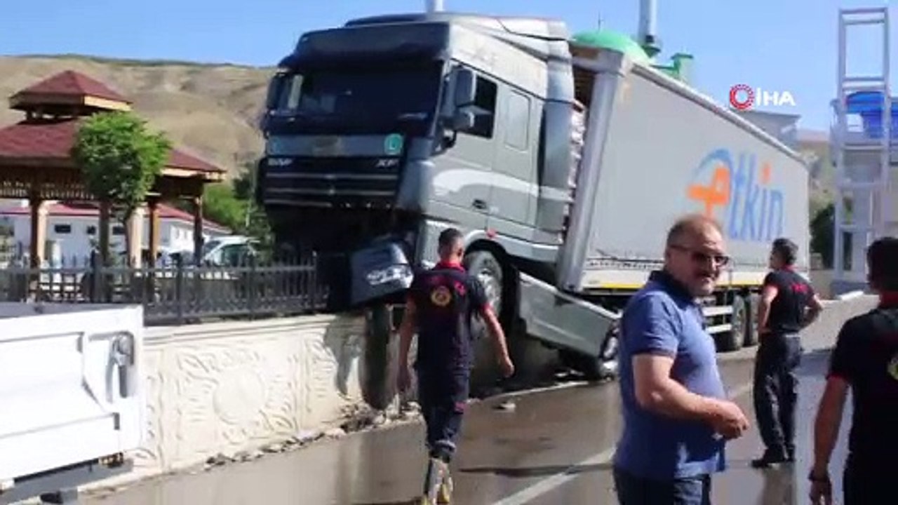 Sürücüsü kalp krizi geçiren tır kontrolden çıktı, bariyerlere çarparak durdu