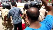 प्रदर्शन कर रहे सपाइयों पर पुलिस ने बरसाई लाठियां