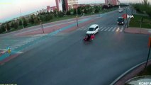 Motosiklet sürücüsünün metrelerce havaya uçtuğu kaza kamerada