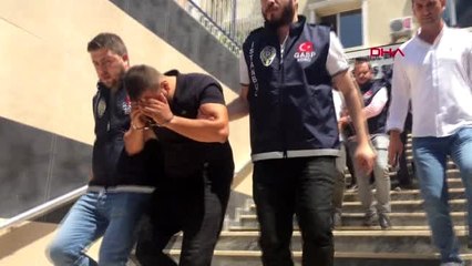 POLİS OLDUKLARINI SÖYLEYEREK DARP EDİP, DÖVİZLERİNİ ÇALDILAR