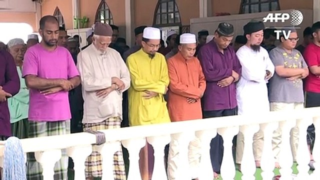 Muslim devotees pray for missing Franco-Irish teenager in Malaysia