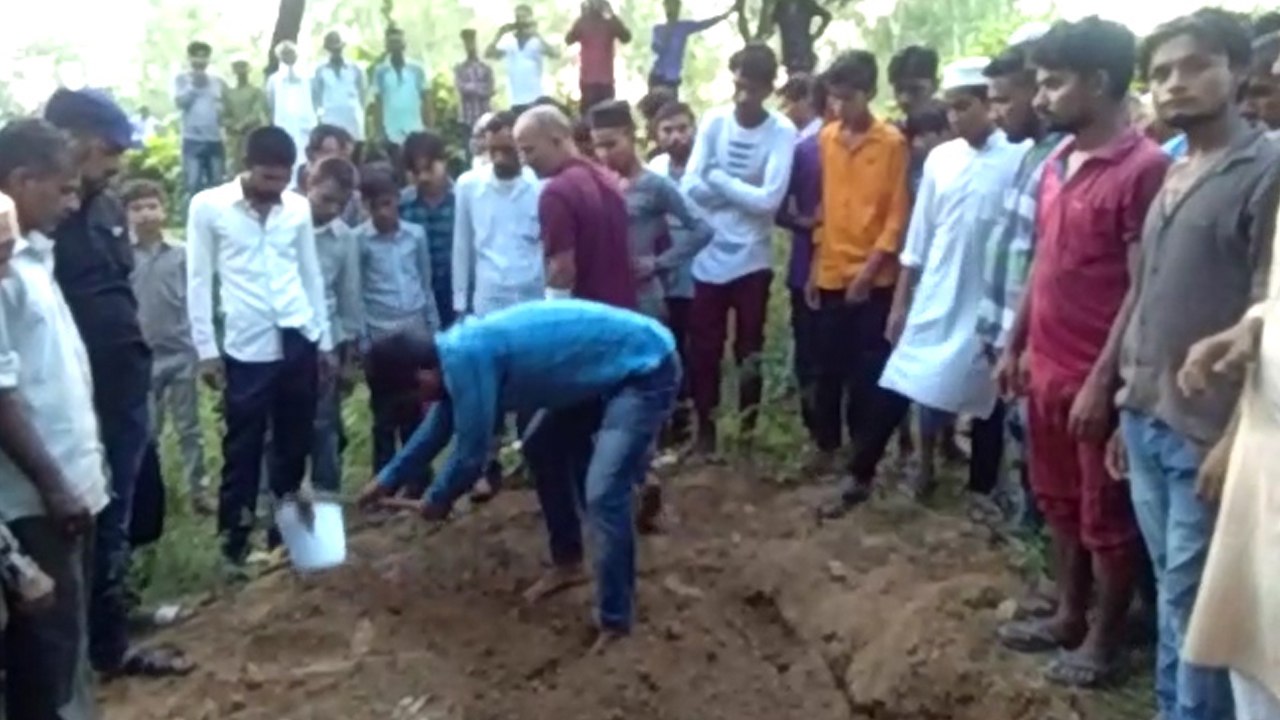 कब्रिस्तान में घास काटने आया था शख्स, दिखा ऐसा नजारा कि पैरों तले खिसक गई जमीन