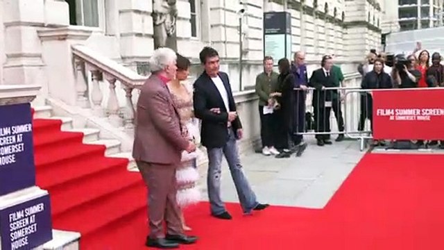 El vestidazo de Penélope Cruz que parece un Chanel, pero NO lo es