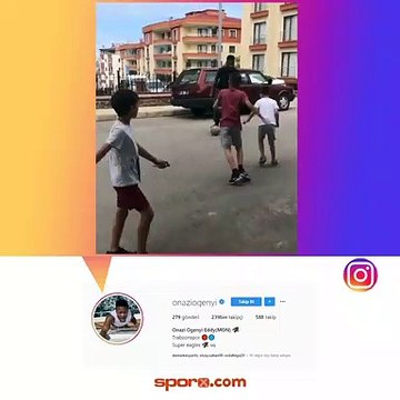 Onazi çocuklarla top oynadı