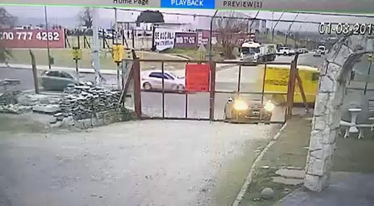 VÍDEO: Le roba el coche delante de sus narices por hacer lo que no debía