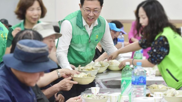 [인천] 박남춘 인천시장 삼계탕 무료배식 행사 / YTN