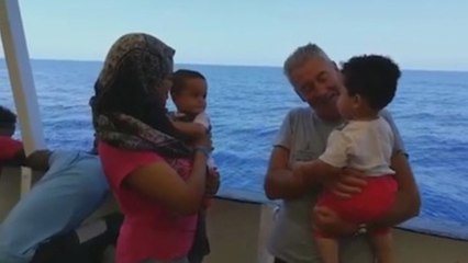 Richard Gere lleva víveres al barco de Open Arms con 121 inmigrantes